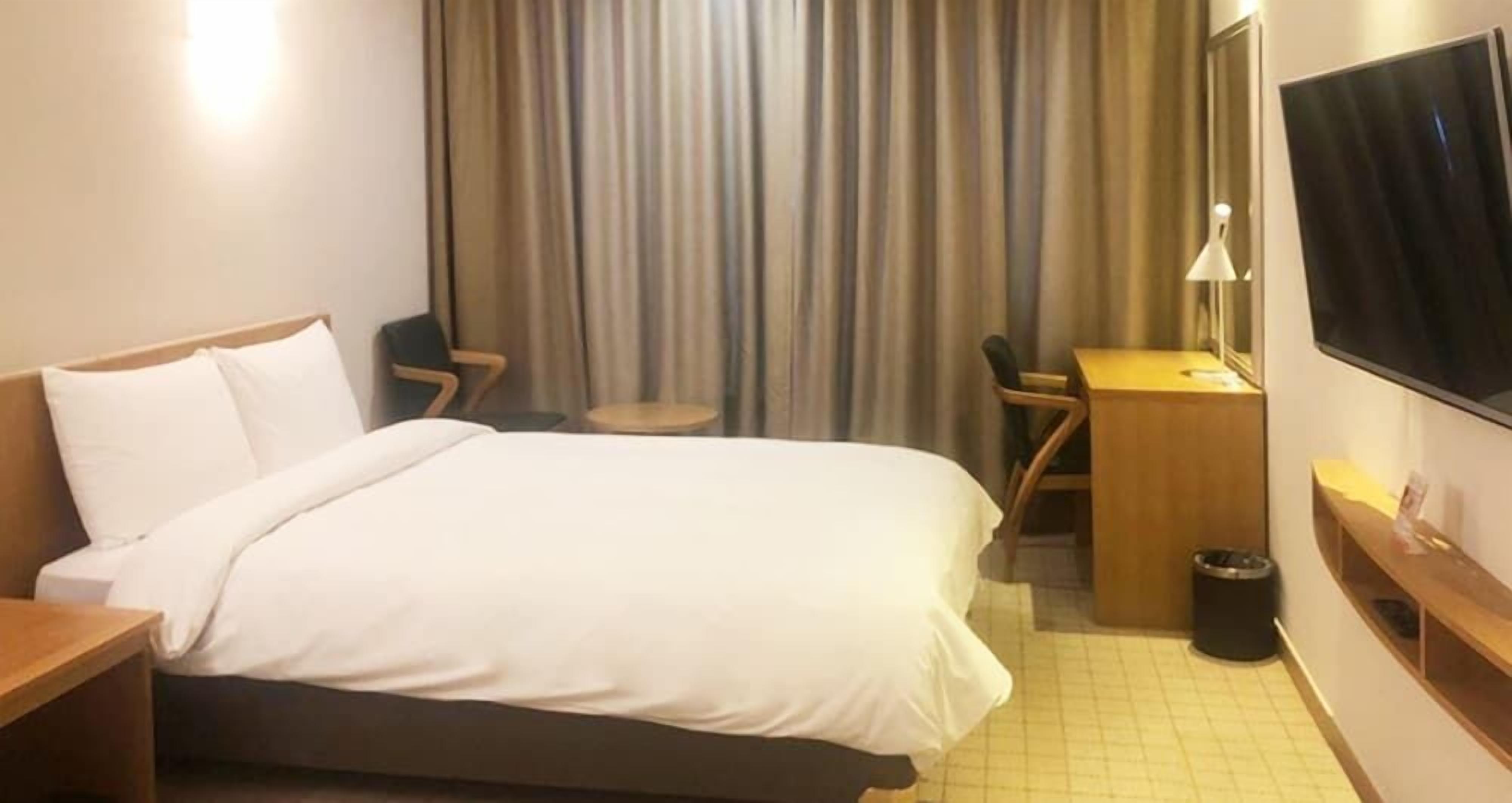 Escritorio, wifi gratis y ropa de cama 