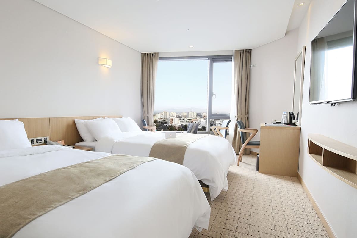 Habitación Deluxe con 2 camas individuales, 2 camas matrimoniales, vista a la ciudad | 1 habitación, escritorio, wifi gratis y ropa de cama