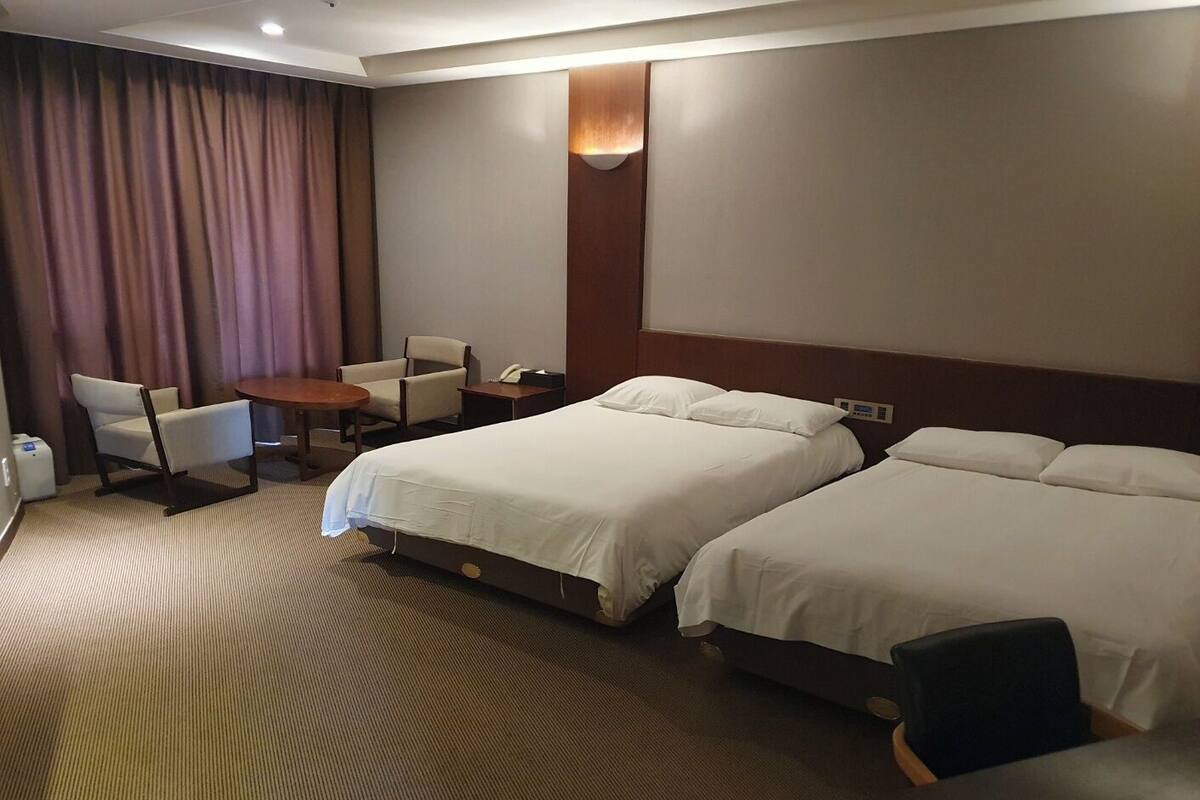 Deluxe Double Family Room with Bathtub | Bàn, truy cập Internet không dây miễn phí, bộ trải giường 