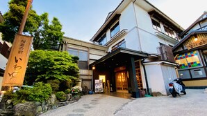 A traditional Japanese building with a stone pathway leading to the entrance. - Iwayu Ryokan (Misasa)