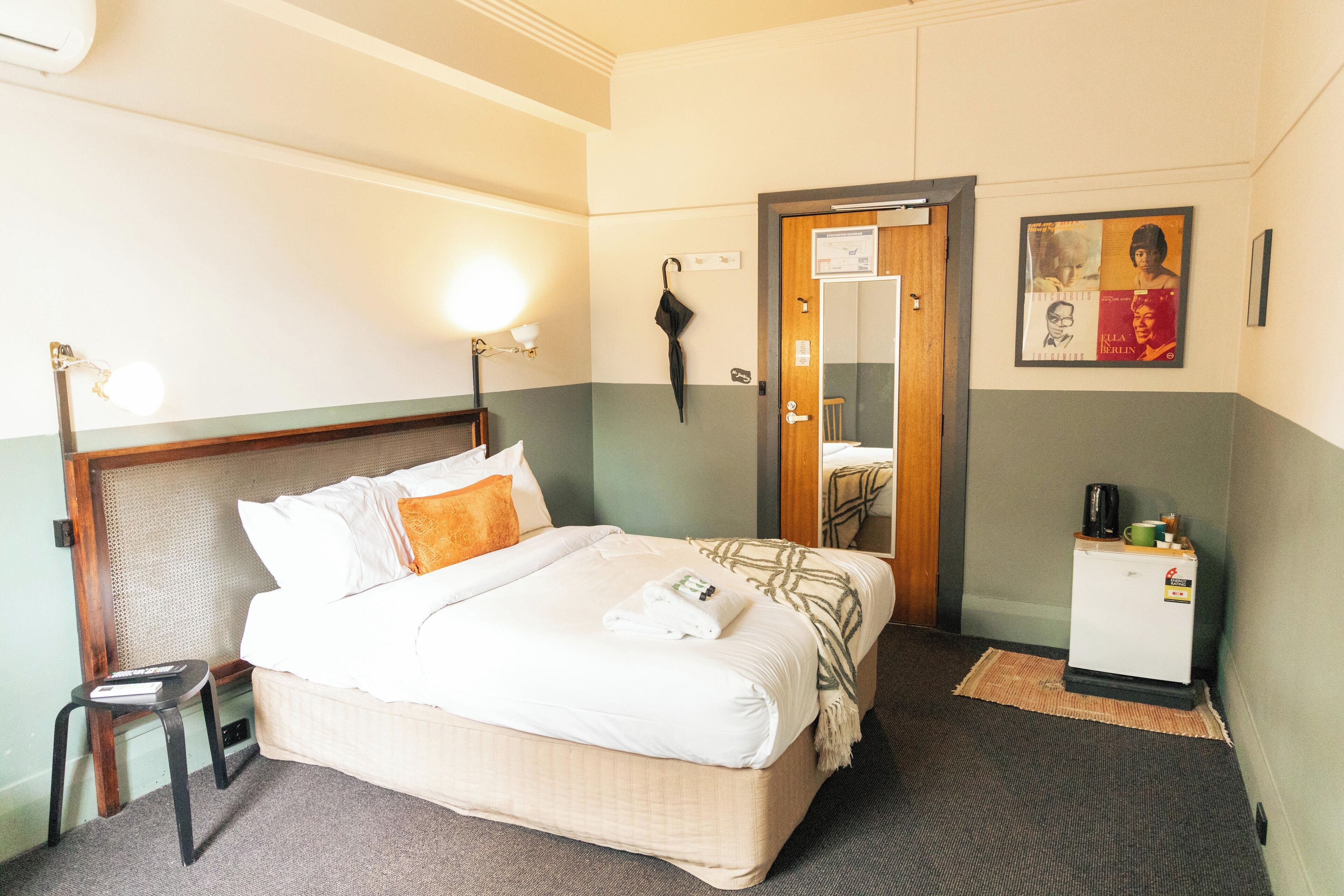 double room, shared bathroom | free wifi, bed sheets