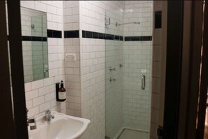 Chambre Double, salle de bains commune | Salle de bain commune
