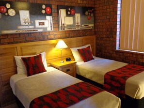 Twin-Bedroom Apartment | Iron/ironing board, free WiFi - Glenelg Gateway Apartments (Glenelg)
