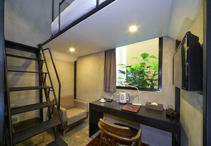 Minibar con artículos gratuitos y caja de seguridad en la habitación 