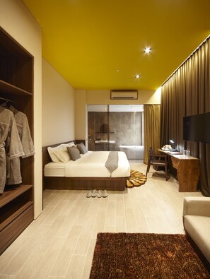 Minibar con artículos gratuitos y caja de seguridad en la habitación 