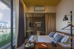 Minibar con artículos gratuitos y caja de seguridad en la habitación 