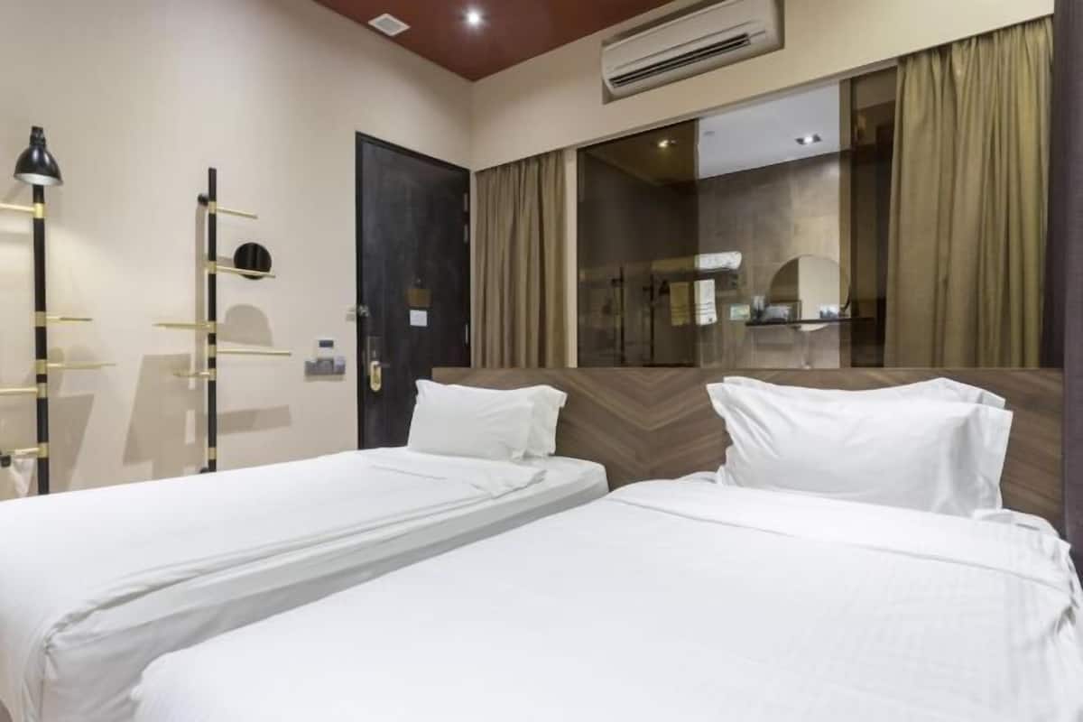Minibar con snack e bevande gratuite, cassaforte in camera