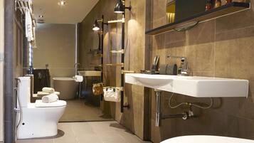 Suite | Bathroom | Free toiletries, slippers, bidet, towels