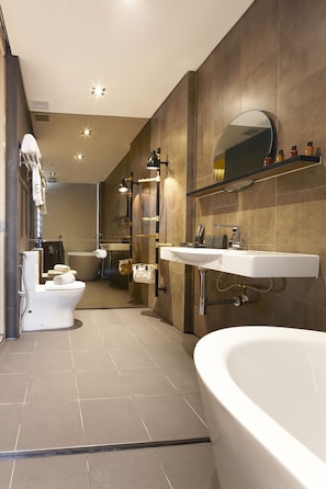 Suite | Bathroom | Free toiletries, slippers, bidet, towels