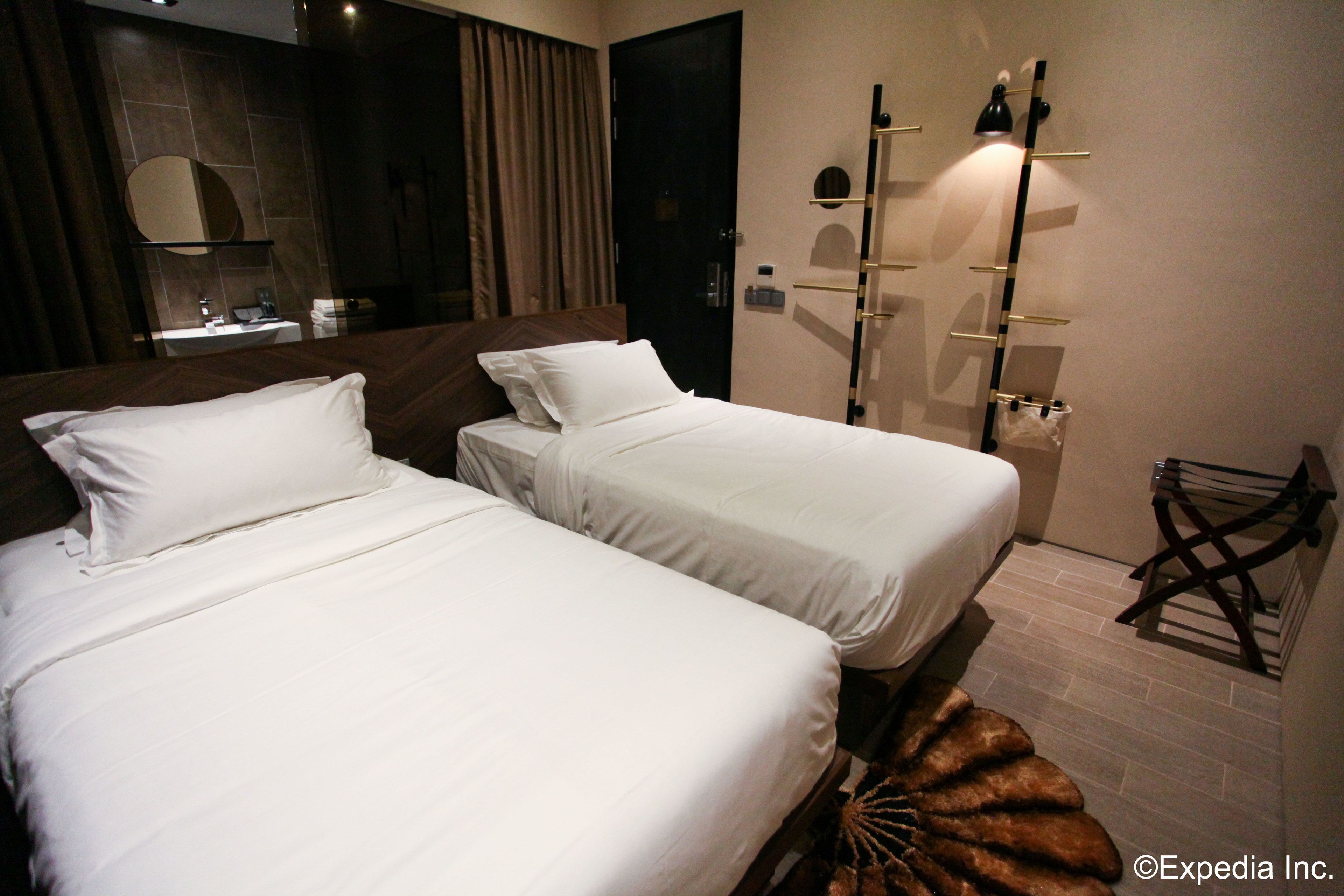 deluxe twin room | free minibar, in-room safe, blackout curtains, free wifi