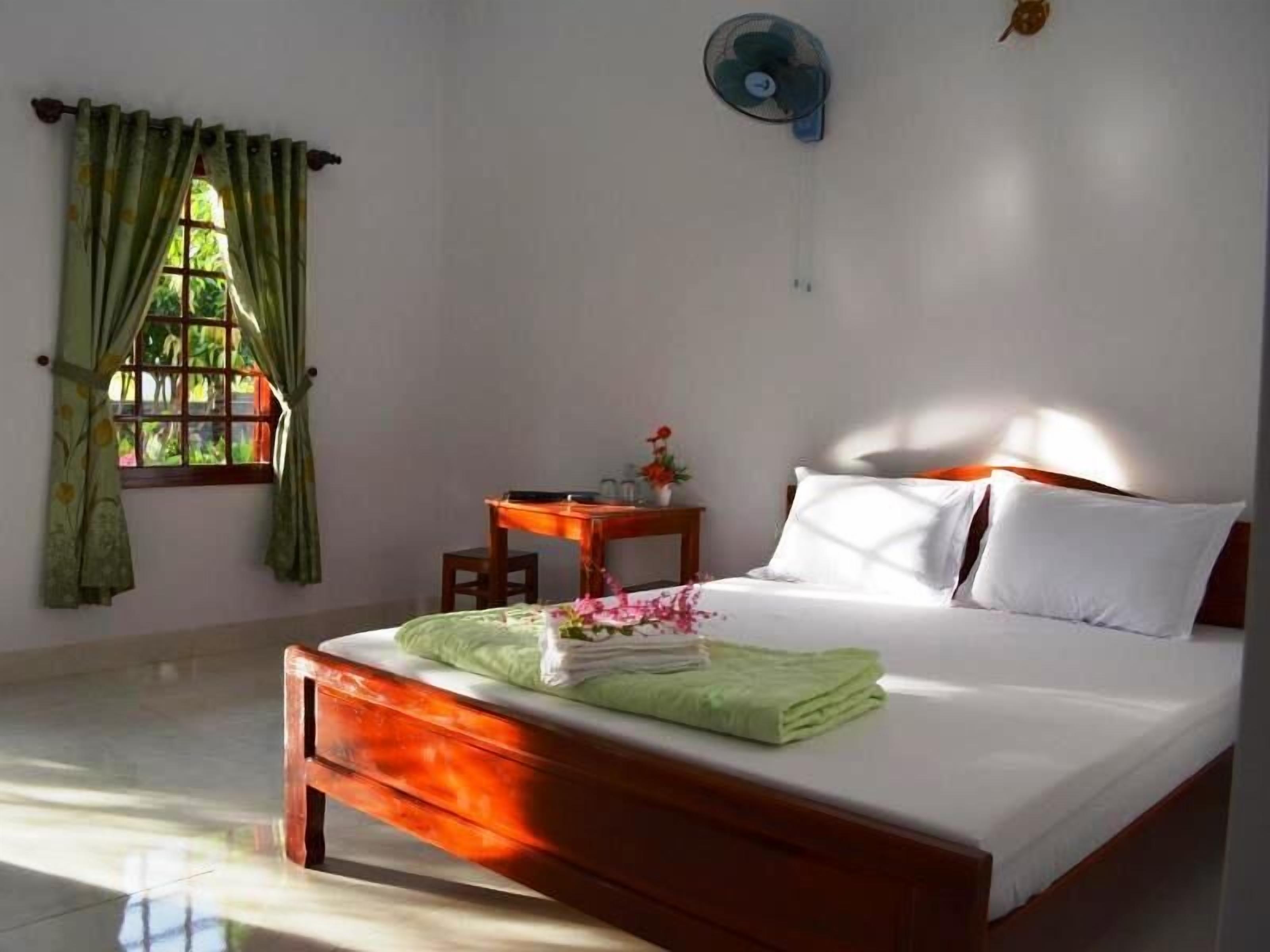 double room | minibar, desk, free wifi, bed sheets