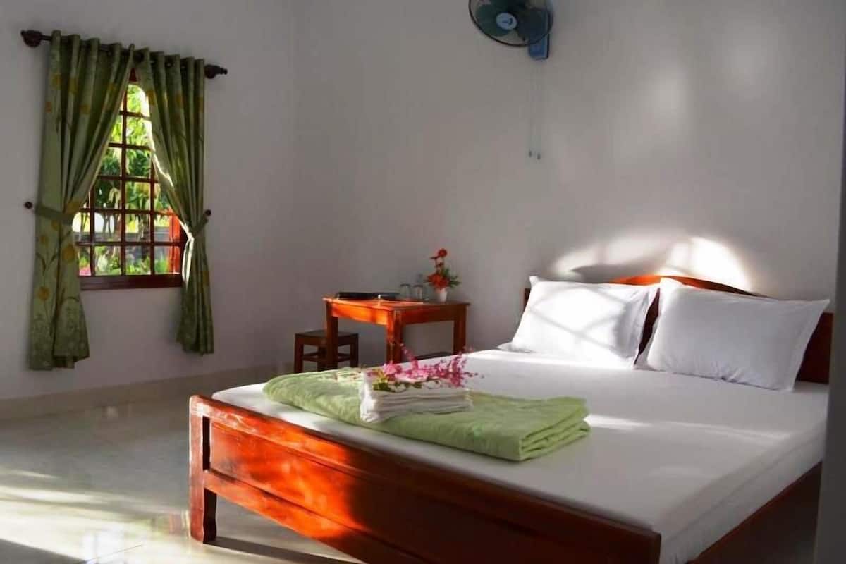 double room | minibar, desk, free wifi, bed sheets