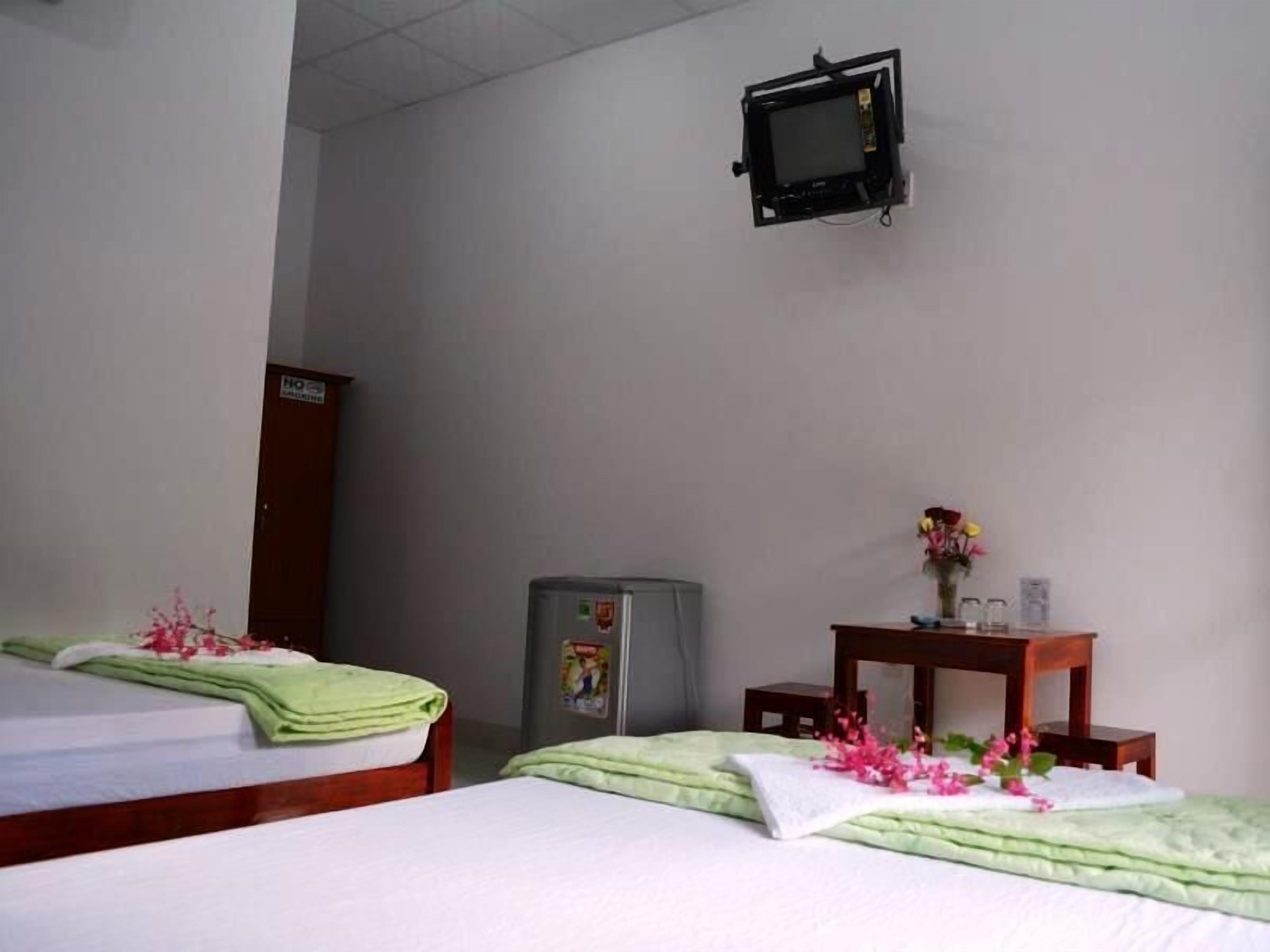 quadruple room | minibar, desk, free wifi, bed sheets