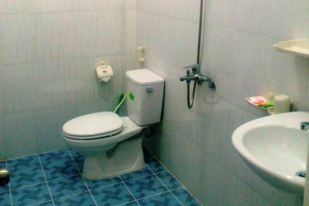 shower, free toiletries, slippers, towels