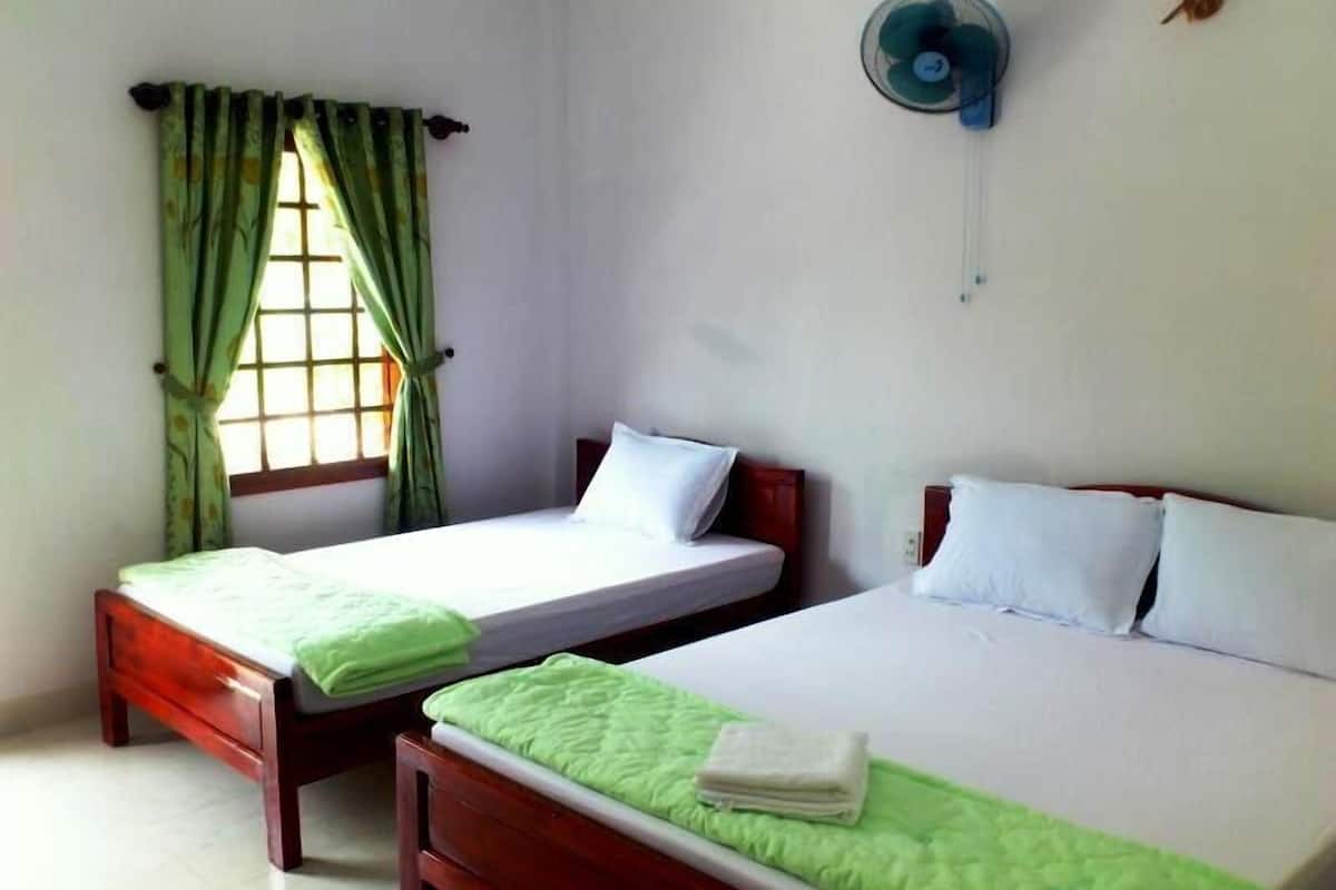 triple room | minibar, desk, free wifi, bed sheets