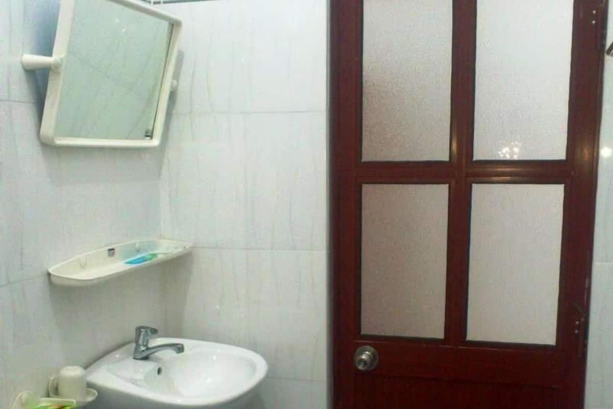 shower, free toiletries, slippers, towels