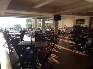 Der serveres morgenmad, frokost, aftensmad og internationale retter 