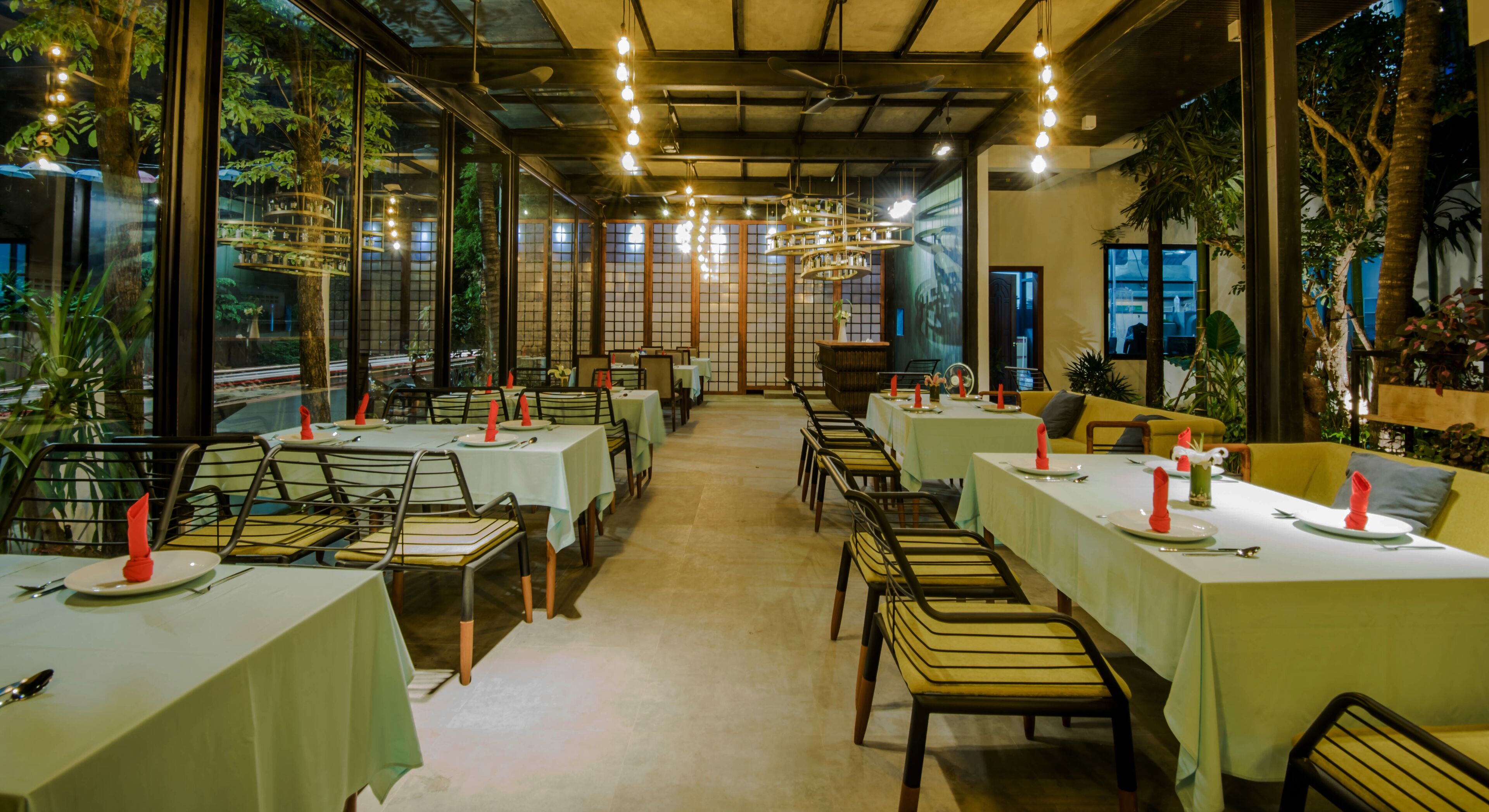 3 restaurants, breakfast, lunch, dinner served; international cuisine