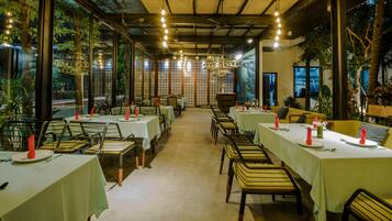 3 restaurants, spécialités Cuisine internationale