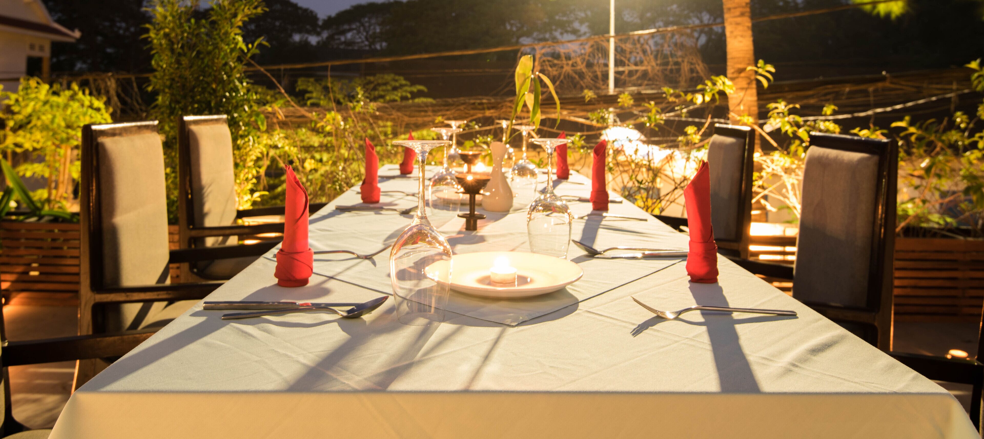 3 restaurants, breakfast, lunch, dinner served; international cuisine