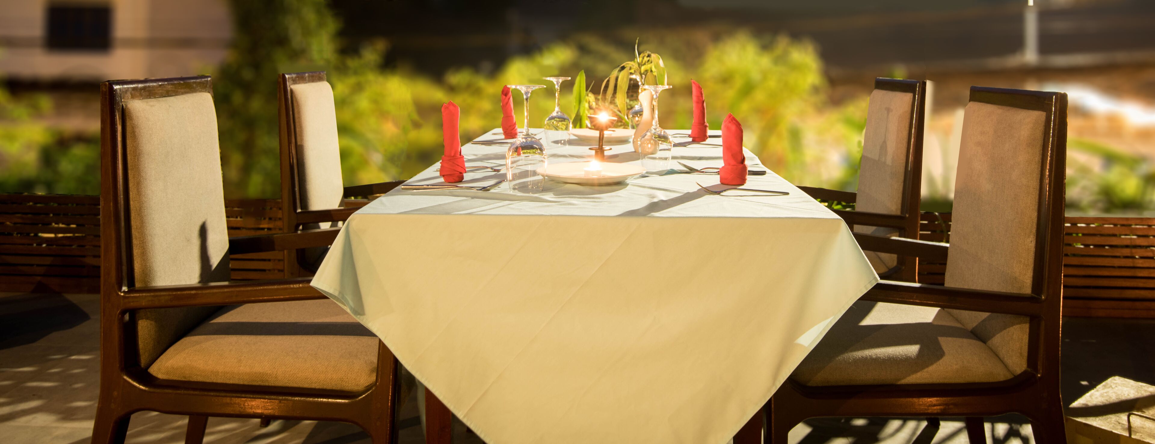 3 restaurants, breakfast, lunch, dinner served; international cuisine