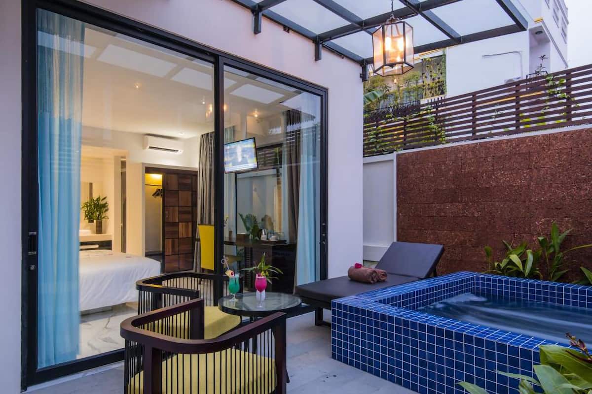 Private Jacuzzi Suite | Egyptian cotton sheets, premium bedding, down comforters