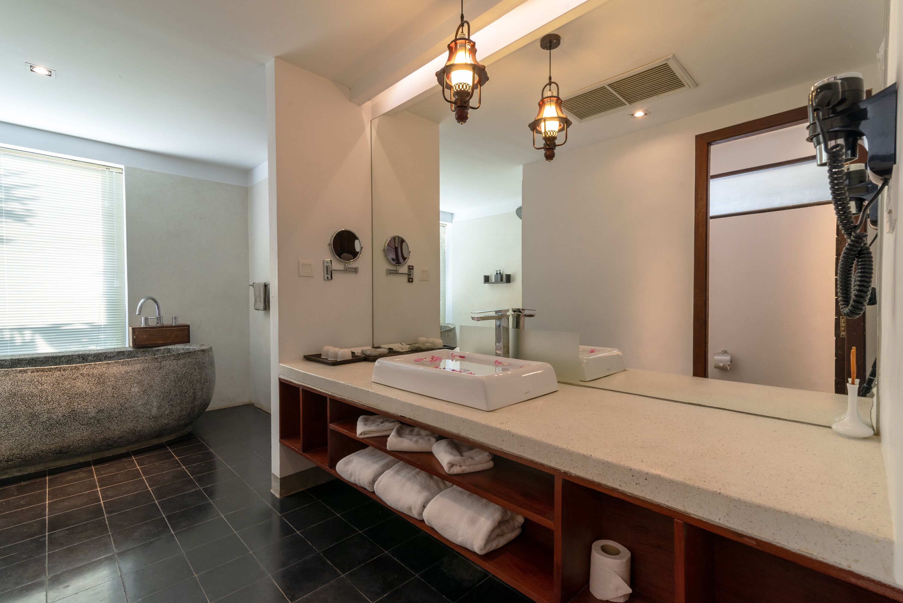 family suite, 2 bedrooms | bathroom | hydromassage showerhead, free toiletries, hair dryer, bathrobes