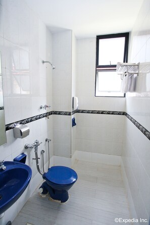 Shower, hair dryer, towels - Seng Wah Hotel (Singapore)