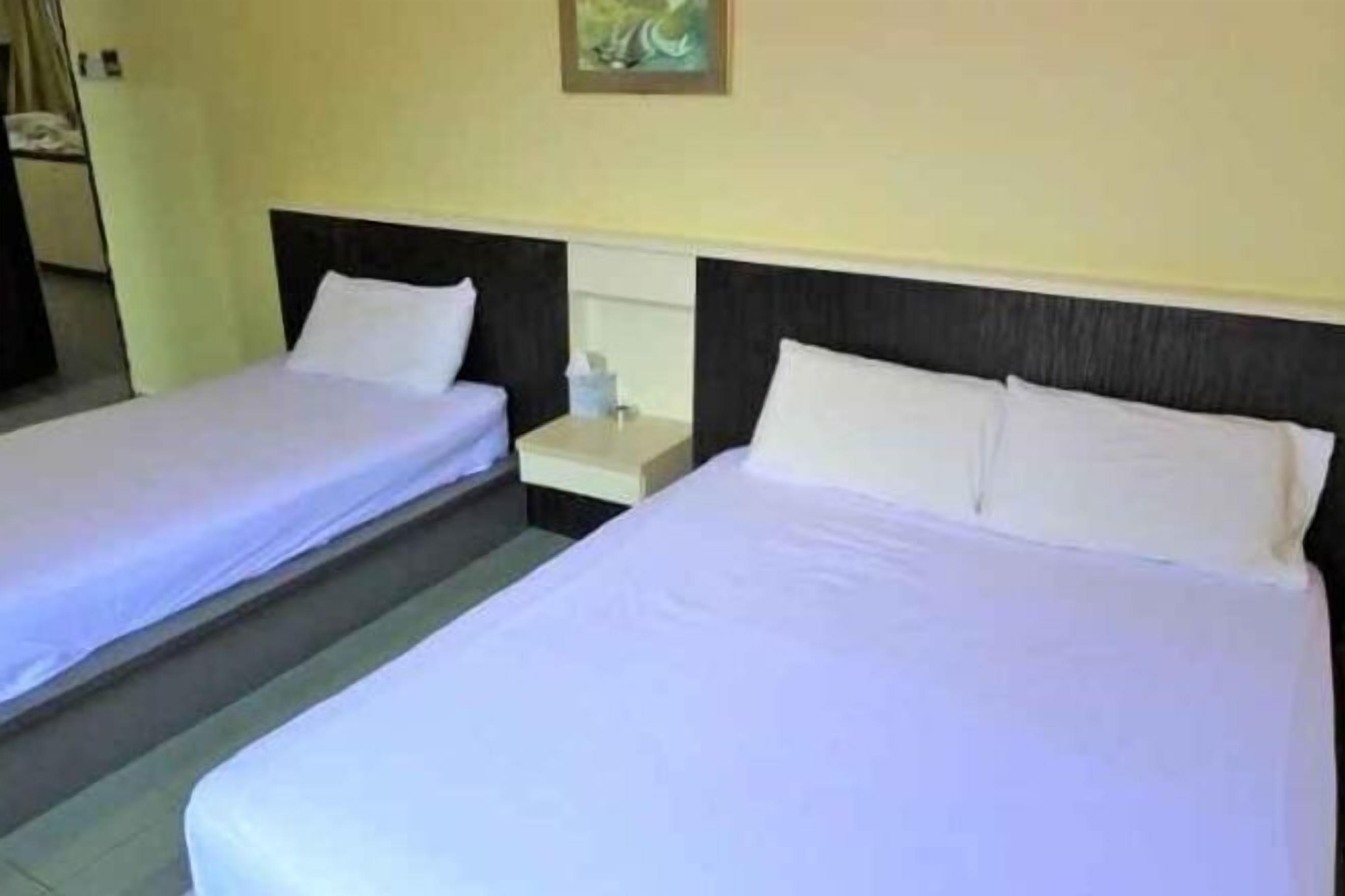 Escritorio, tabla de planchar con plancha, wifi gratis y ropa de cama 