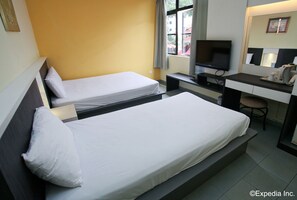 Habitación triple básica | Escritorio, tabla de planchar con plancha, wifi gratis y ropa de cama 