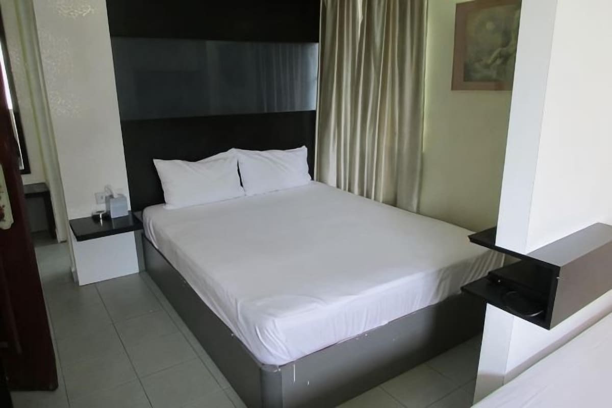 Desk, iron/ironing board (on request), WiFi (free), bed sheets