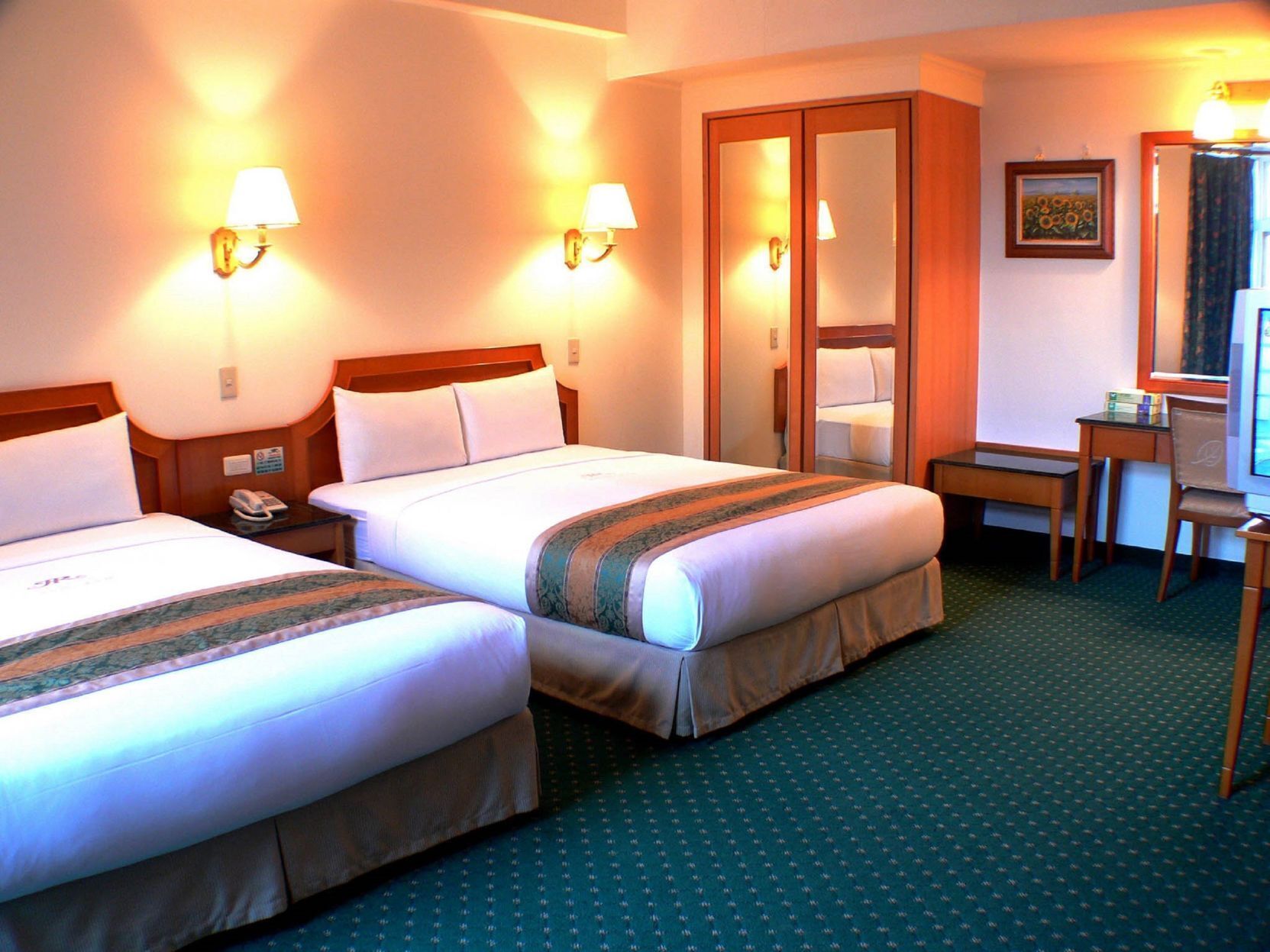 เครื่องนอนระดับพรีเมียม, มินิบาร์ฟรี, โต๊ะทำงาน, ผ้าม่านกันแสง