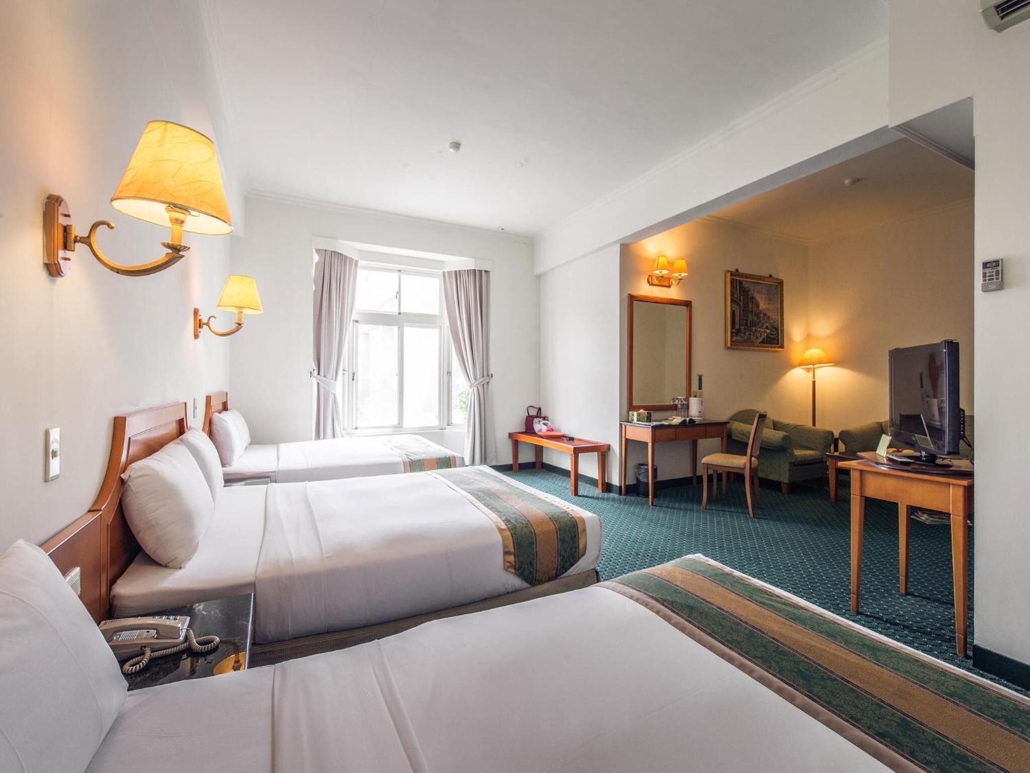 Bộ đồ giường cao cấp, minibar với thức uống miễn phí, bàn 