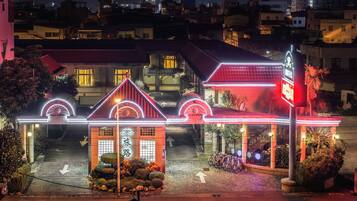 Voorkant accommodatie - avond/nacht