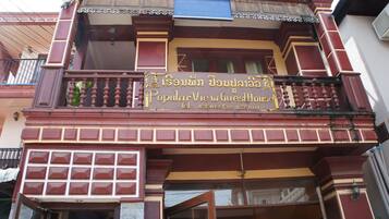 A building with a balcony and a sign that reads "Popular View Guest House."