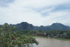 View from property - Popular View Guesthouse (Vang Vieng)