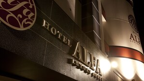 Un edificio con un letrero que dice "HOTEL ALFA LUXURY".