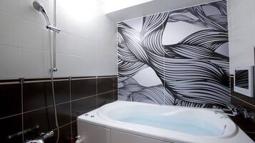 Camera Standard | Bagno | Vasca e doccia separate, vasca idromassaggio, set di cortesia gratuito