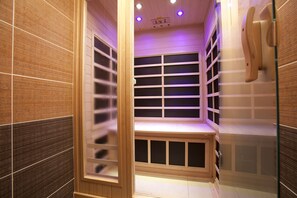 Deluxe Room | Bathroom | Separate bathtub and shower, jetted bath, free toiletries, hair dryer - Hotel Alfa Kyoto - Adults Only (Kyoto)