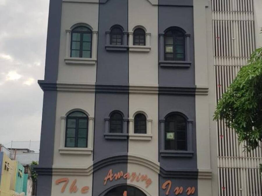 Un edificio con un letrero que dice "The Amazing Inn".