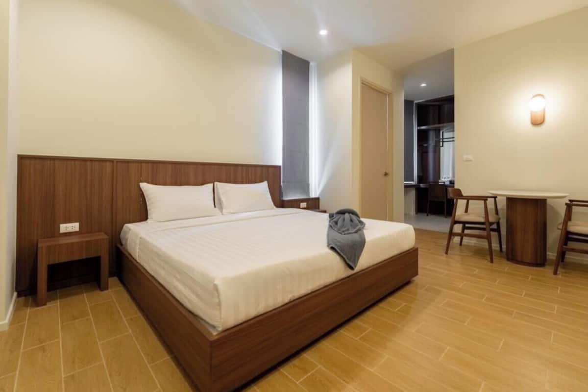 Standard King Room Balcony | セーフティボックス (室内)、デスク、ノートパソコン用作業スペース、遮光カーテン