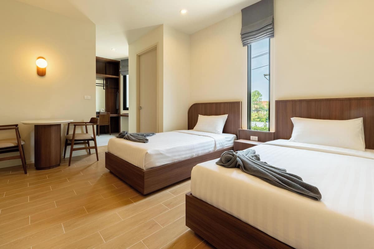 Standard Twin Room Balcony | セーフティボックス (室内)、デスク、ノートパソコン用作業スペース、遮光カーテン