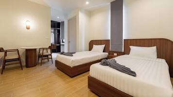 Standard King Room Balcony | In-room safe, desk, laptop workspace, blackout drapes