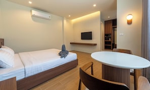 Standard Room with Terrace | 객실 내 금고, 책상, 노트북 작업 공간, 암막 커튼