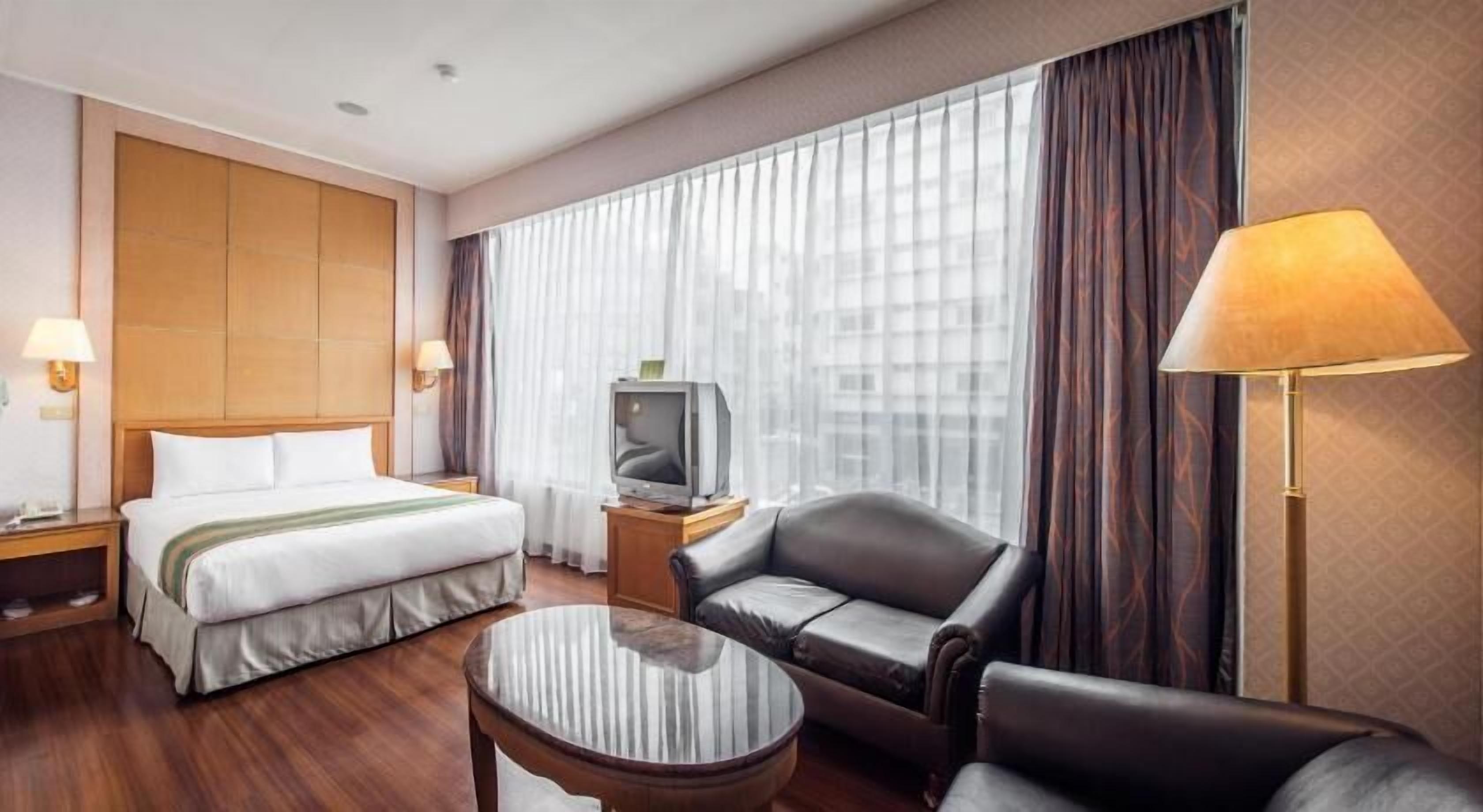 Premium bedding, free minibar, desk, blackout curtains