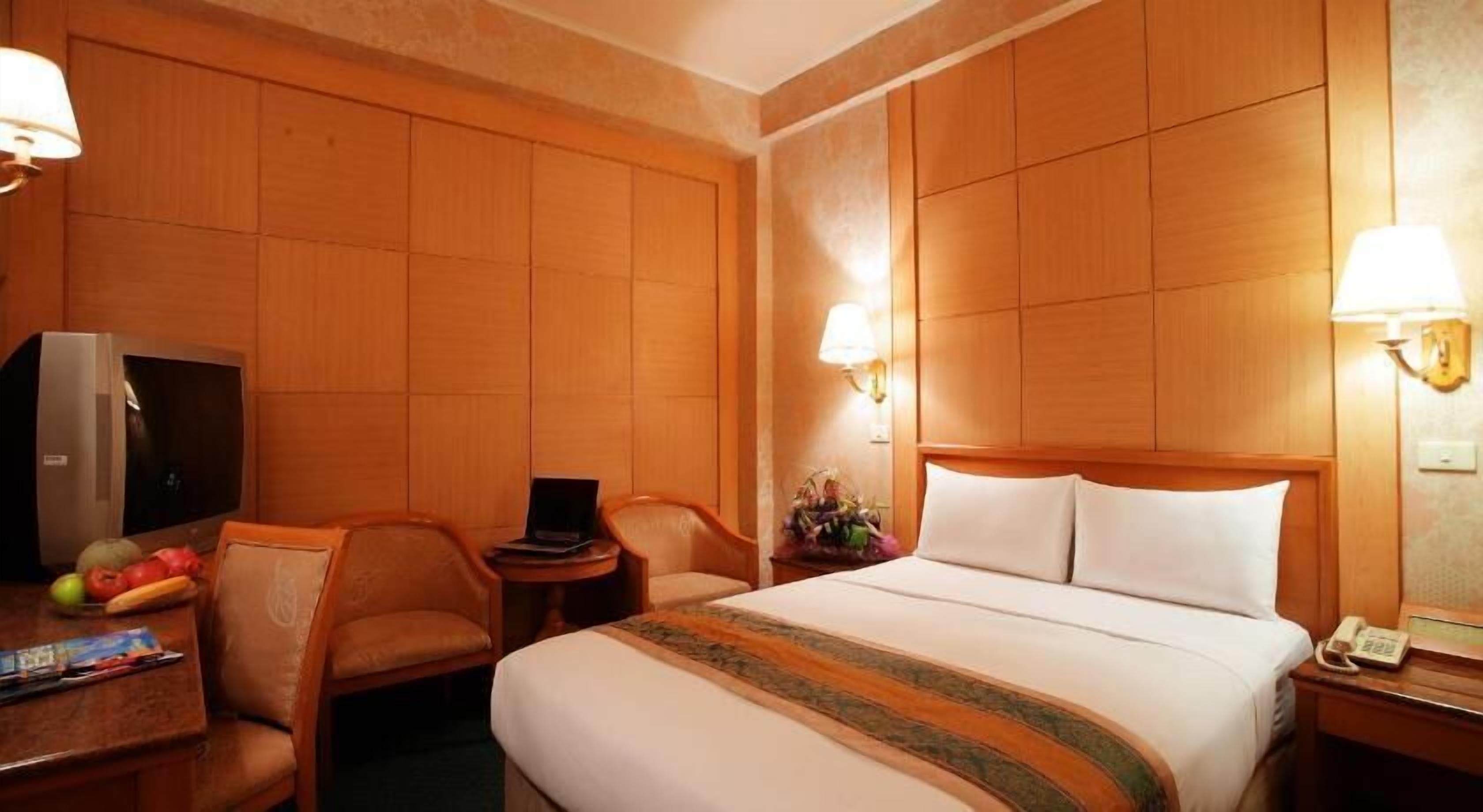 Premium bedding, free minibar, desk, blackout curtains