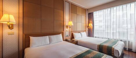 Deluxe fyrbäddsrum | Sängtillbehör av högsta kvalitet och gratis produkter i minibar