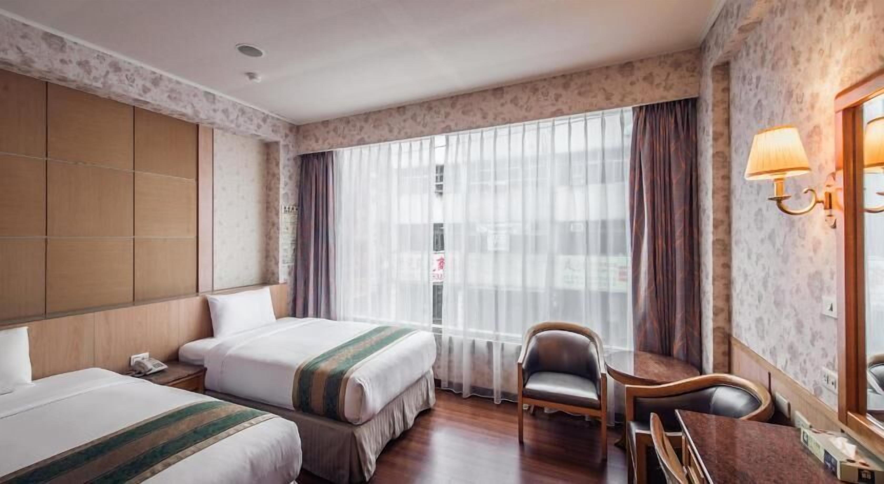 Premium bedding, free minibar, desk, blackout curtains