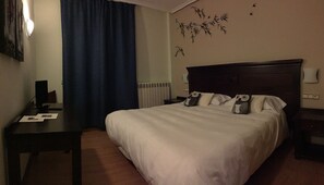 Bureau, rideaux occultants, lits bébé (en supplément)