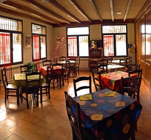 Petit déjeuner, déjeuner et dîner servis sur place